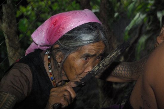 Sollte ich mir hier wirklich ein Tattoo stechen lassen ? Die Prozedur sah ein wenig schmerzhaft aus .