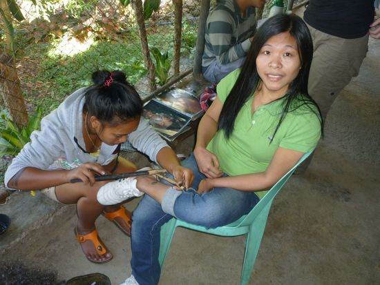 Mimi läßt sich natürlich auch tätowieren , aber von Grace. Ein kleines am Bein soll es werden .