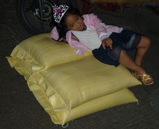 Eine kleine Reisprinzessin ? So gesehen auf dem Markt in Bontoc