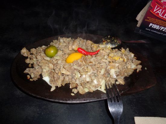 wir waren wieder im Cowboygrill und probierten Sisig , ein sehr bekanntes gericht, welches aus der Provinz Pampanga kommt - meins war es allerdings nicht so