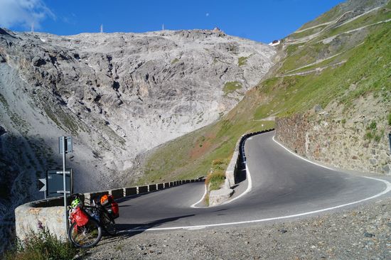Nummerierte Kehren am Stilfserjoch mit teils 13% Steigung