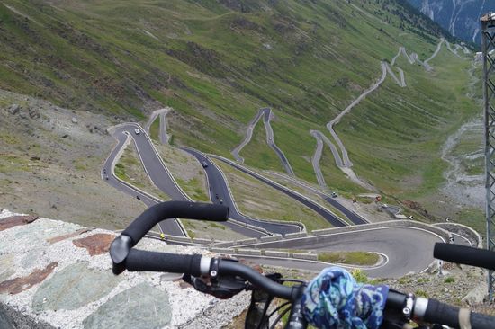Blick von oben auf die geschaffte Auffahrt des Stilfserjochs