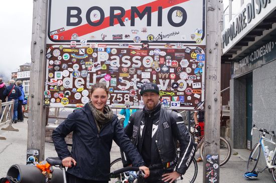 Zielfoto auf der Passhöhe mit beeindrucktem Motorradfahrer aus Belgien