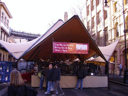 Unter diesen Zelten streckt sich die Kirmes ueber ein paar 100 Meter durch die Strasse