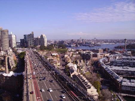 Blick auf die "unbekannte" Seite Sydneys. Hier fuehrt die Harbour Bridge in die City.