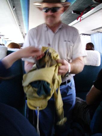 Als wir am Park ankamen, stieg der Mann mit einem kleinen Kaenguruh in den Bus. (sorry, etwas verschwommen, ich war aufgeregt^^)