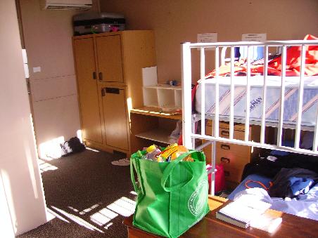 Mein Zimmer, das ich mit Lindsay, Sarah und Sandra teile. Nur ein kleiner Einblick, weil es so unordentlich ist^^
Links steht noch ein Hochbett. Wenn man um die Ecke da links geht, kommt man ins Bad...