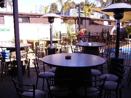 Draussen vor der Bar...abendlicher Treffpunkt der Backpacker. Rechts kann man den kleinen Pool sehen, in den schon so mancher nach einer Fete hineingeschmissen wurde...