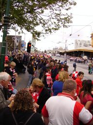 Die Fans der Sydney Swans in rot...