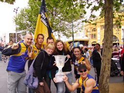 ...und die Fans der Westcoast Eagles in blau mit Julia und mir & dem heissbegehrten Pokal!