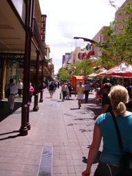 Rundle Mall, die Einkaufsstrasse bzw. Fussgaengerzone...