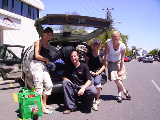 Unser bepacktes Auto mit Julie, Florian, Anja &amp; Julia!(v.l.)