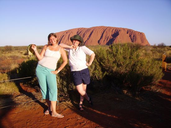 Das Julchen &amp; das Sarahchen vorm Uluru! YEAAAHHH...!!!