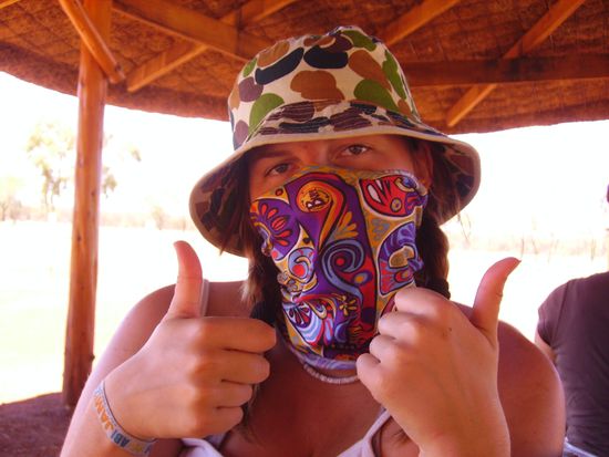 Das war mein Sonnenschutz beim Gang um den Uluru...und Sonnencreme natuerlich! (Man beachte die sensationelle Farbenkombination von Hut und Halstuch!)