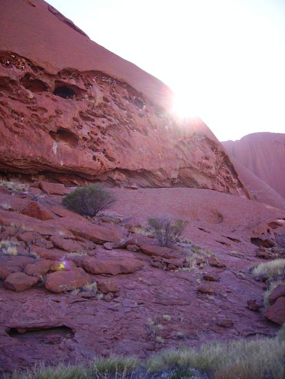 Beim Rundgang um den Uluru kann man einige schoene Stellen des "Klotzes" entdecken!