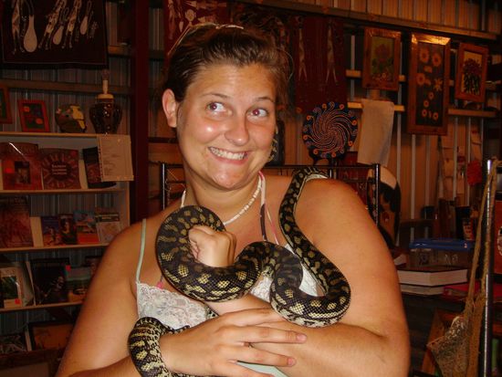 Wenn man eine Schlange knuddelt bzw. auf den Arm nimmt, darf man keine Sonnencreme auf der Haut haben, weil das fuer die Schlangen schaedlich ist...