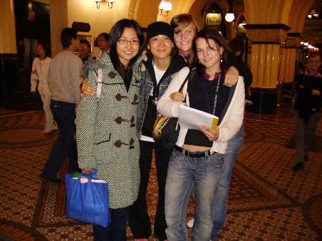 Misa, Jasmin, ich & Ingrid im QVB...dem Nobelkaufhaus Sydneys