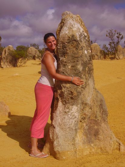 Da das mit dem Handstand nicht geklappt hat, muesst ihr euch mit einem "ich umarme einen Fels-Foto" zufrieden geben...^^