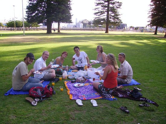 Am 25. haben wir die Reste vom Vortag beim Picknick im Park gegessen...
v.re.: Fr. Bluemlein^^, Frederik, Sonni, Gunho, Debbie, Guido &amp; Markus...