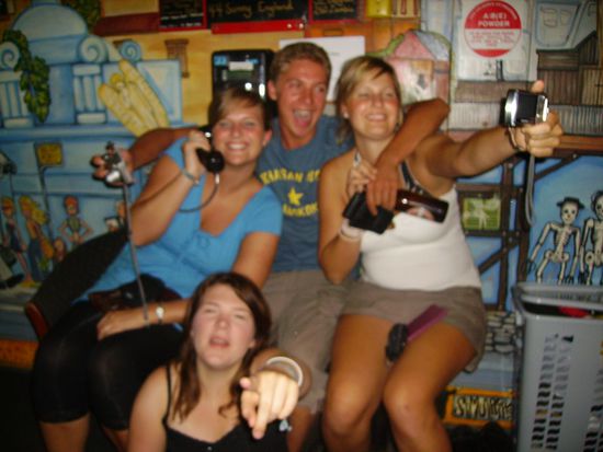 Im Hostel...
Kim(unten), Connie (rechts), Frederic &amp; ich!