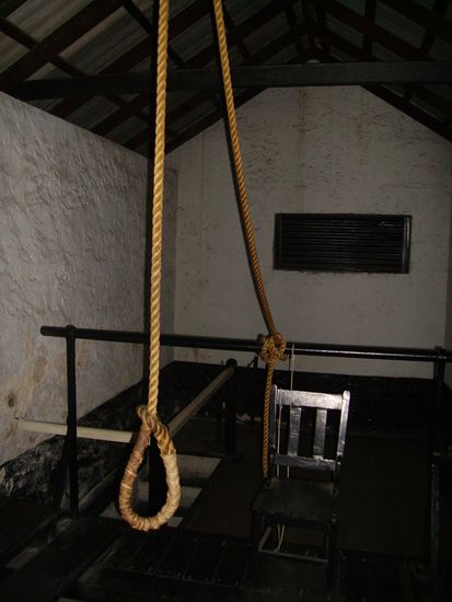 Natuerlich wurden uns in diesem Raum einige Schauermaerchen erzaehlt. Angeblich wurden Geister gesehen...
Auf einer Fuehrung war ein kleines Kind die ganze Zeit am Weinen. Als es dann aber in diesen Raum ging, hoerte es zu aller Erstaunen auf und lachte den Galgen an. Waehrend die Gruppe den Raum verliess, winkte das Kind dem Galgen zu und sagte: "bye bye!"...