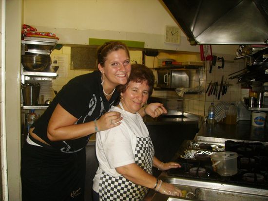 Lina, die Koechin...
Im Gino's sind 3 temperamentvolle, aeltere Italienerinnen als Koechin eingestellt. Auch wenn es noch so stressig war, waren sie immer die Ruhe in Person.