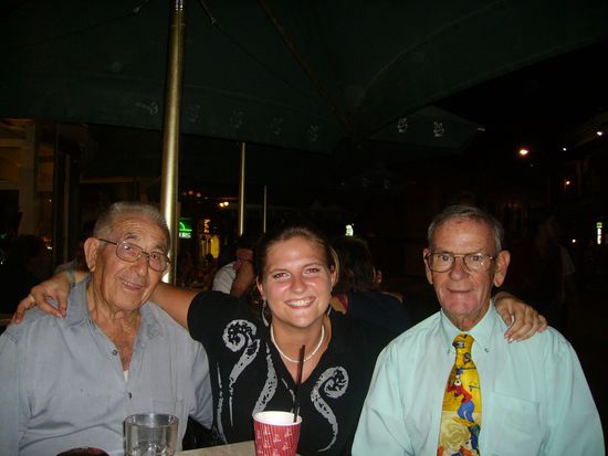 Uncle Tom (re.) &amp; Uncle Jimmy (li.) sind Stammgaeste im Gino's. Von ihnen wurde ich bei jeder Schicht herzlich begruesst: "Hello my Dear, how are you?" 