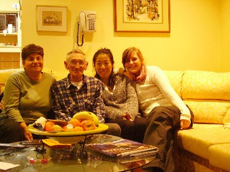 Dora, Harold, Asayo & ich im Wohnzimmer der Isaacs.
(Hinten links kann man die Kueche ein bisschen sehen)