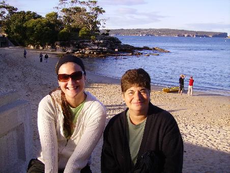 Mit Dora am Balmoral Beach. Hinter uns eine kleine Insel, auf der viele junge Leute heiraten.