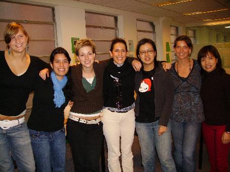 von rechts:
Fun Tjin (Indonesien), Iris (Oesterreich), Emma (Taiwan), Aurore (Frankreich), Dasa (Tschechien), Luciana (Brasilien), ich (Deutschland^^)