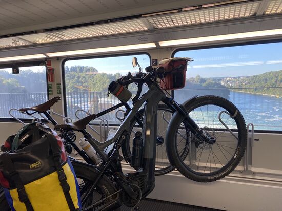 Im IC nach Zürich vorbei am Rheinfall