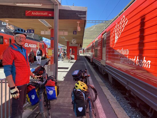Am Bahnhof in Andermatt vor der Matterhorn Gotthard Bahn
