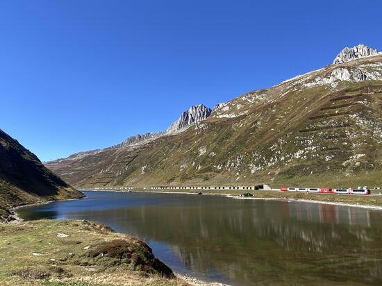Der Oberalpsee mit einem Glacier-Express