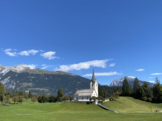 Eine Kirche in Versam