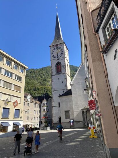 Die Martinskirche in der Churer Altstadt an welcher auch der Jakobsweg Graubünden vorbeiführt