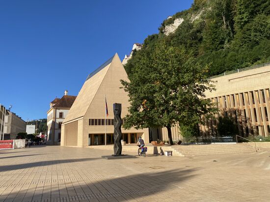 Im Zentrum von Vaduz vor dem Landtag Liechtensteins