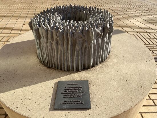 Die Skulptur „Consilium“ von Heinz P. Nietzsche auf dem Peter-Kaiser-Platz