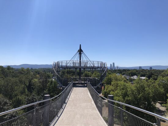 Der Schlaichturm in Weil am Rhein mit Blick auf das "Grün 99"-Landesgartenschaugelände und die Stadt Basel im Hintergrund.