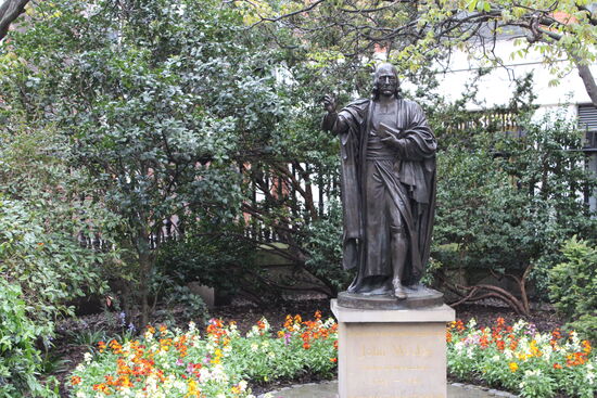 Die Statue des Predigers John Wesley im Garten der St. Pauls Kathedrale im Jahr 2013.