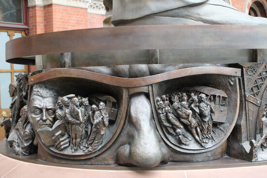 Ein Ausschnitt der Skulptur "The Meeting Place" am Bahnhof St Pancras des Künstlers Paul Day.