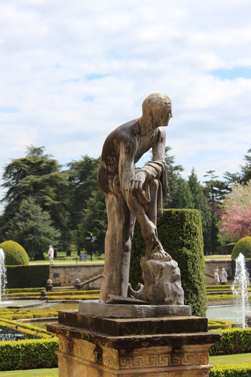 Eine Statue in den weitläufigen Parkanlagen von Blenheim Palace in Oxfordshire.
