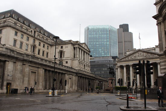 Blick auf die Bank of England (links) und The Royal Exchange von der Underground-Haltestelle "Bank Station". Fotografie im Jahr 2013 noch ohne das zweithöchste Gebäude der Stadt mit der Aussichtsplattform Horizon 22.