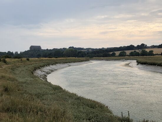 Ein traumhafter Abschnitt am zweiten Tag am Ufer der Adur Richtung Shoreham-by-Sea. Im Hintergrund erstreckt sich bereits das imposante sakrale Bauwerk: Die Lancing College Chapel.