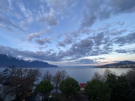 Grund weswegen es sich beizeiten lohnt ein Zimmer mit Seeblick auf den Lac Léman zu buchen. Auch wenn der Blick nur einen scheinbaren Moment von einer Minute bedeutet verkörpert er doch die Zeitlosigkeit.