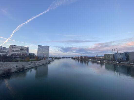 Der Rhein in seinen schönsten Farben mit den zweckdienlichen doch nur bedingt schönen Gebäuden Basels
