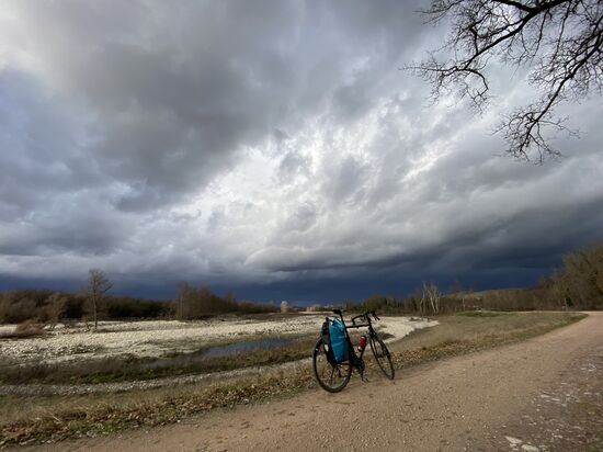 Die brachial schwarze Wolkenfront in Kombination mit starkem Gegenwind verheißt nichts Gutes.