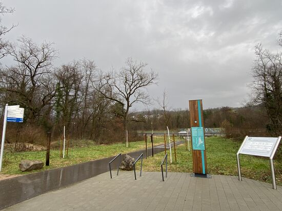 Der Bewegungsparcours in Bad Bellingen mit Fahrradanlehnbügeln und einem intuitiv wiedererkennbaren Marketing-Informationsschild.