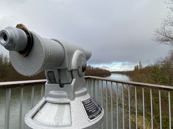 Ein stationäres Fernrohr um die Flora und Fauna mit den prächtigen Vogelarten am Uferbereich des Rheins zu bestaunen.