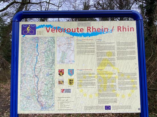 Eine in die Jahre gekommene Übersichtskarte des Rhein-Radweges oder der "Véloroute Rhein / Rhin".