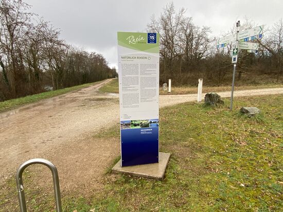 Eine moderne Übersichtstafel des EuroVelo 15 - Rheinradweges.
